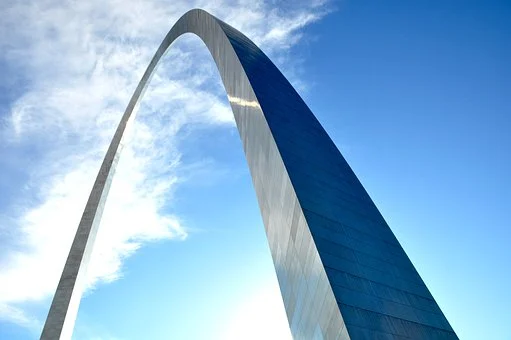 The St. Louis Arch on a sunny day. 